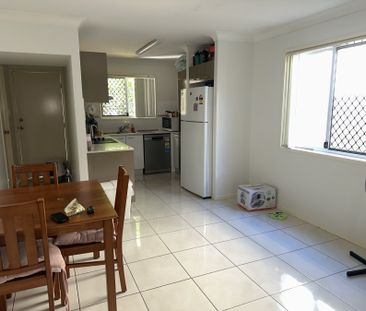 Townhouse / 3 Bed / 2 Bath / SLUG - Photo 2
