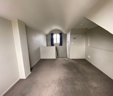 Spacious City fringe Living - Photo 3