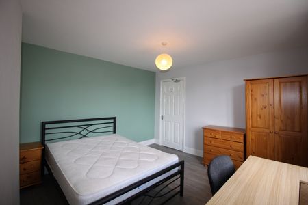 8 Bed Terraced House, Livingstone Road, SO14 - Photo 3