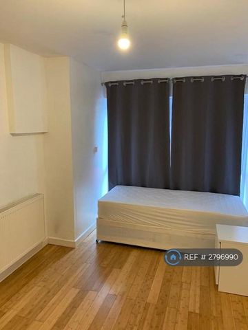 1 bedroom in a house share to rent - Photo 2