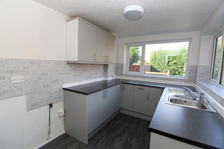 3 bedroom semi-detached house to rent - Photo 3