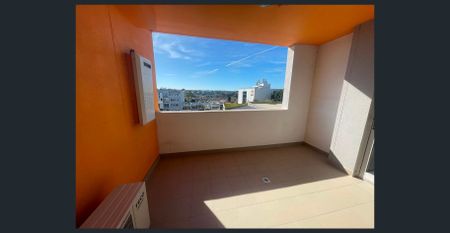 Large One Bedroom with Secure Parking - Photo 5