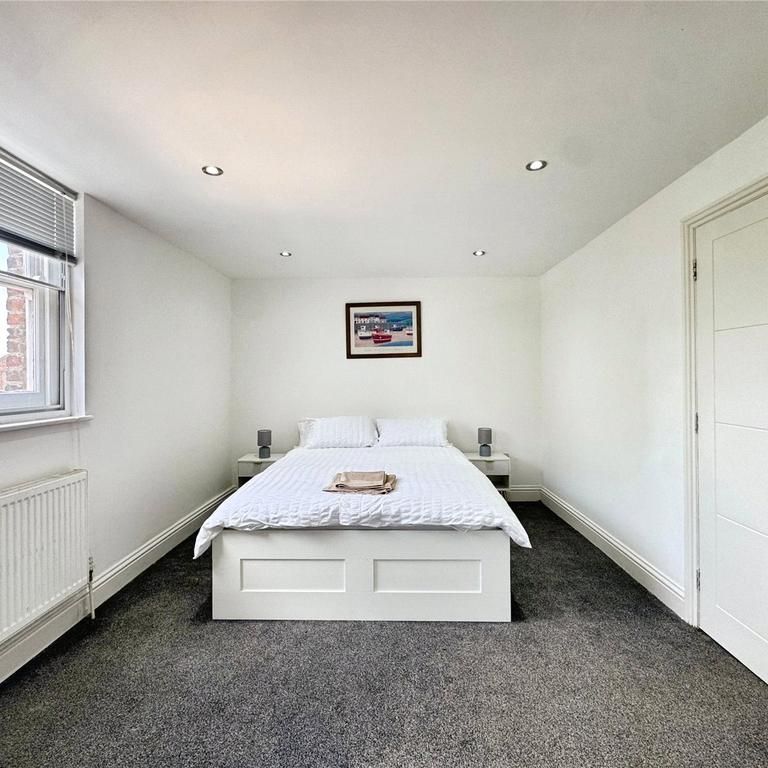 4 bedroom end of terrace house to rent - Photo 1