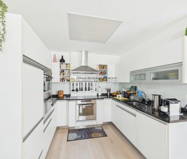 Spacious and bright with a glazed balcony - Photo 3