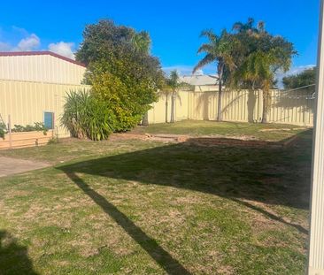 Spacious Family Home Just Moments from Warnbro Beach - Photo 4