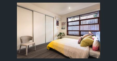 City Sophisticate On Junction Doorstep - Photo 2