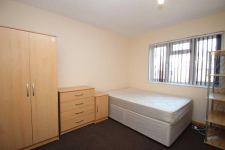 4 bedroom semi-detached house to rent - Photo 3