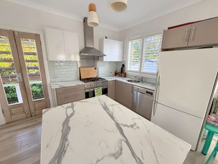 STYLISH RENOVATED 3 BEDROOM FAMILY HOME - Photo 3