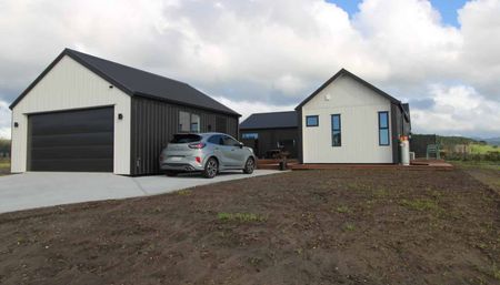 BRAND SPANKING NEW! - Photo 2