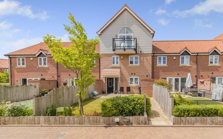 4 bedroom Town House to let - Photo 3