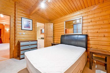 A private two bedroom lodge located in a walled garden on the Harleyford Estate - Photo 4