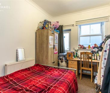 5 bedroom end of terrace house to rent - Photo 3