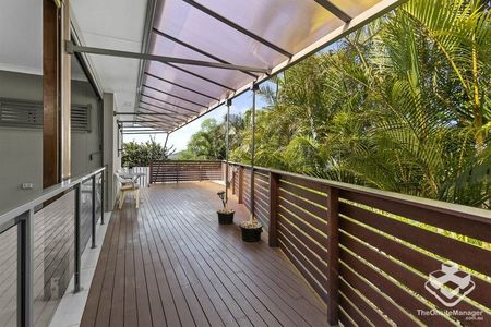 Modern 5 Bedroom Home with Ducted Air & Double Garage - Photo 2