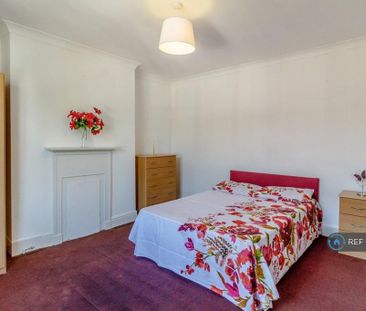 4 bedroom terraced house to rent - Photo 5