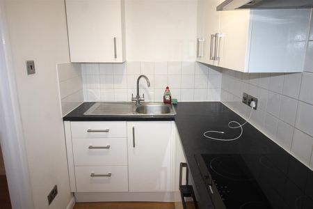 Bevelwood Gardens, High Wycombe - Photo 2