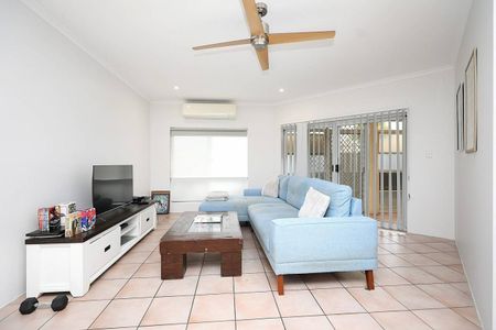 Extra Spacious Family Home - Fully Tiled - Solar - Photo 2