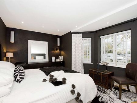 A stunning family home set in beautifully landscaped mature grounds, available on a short let basis - Photo 4