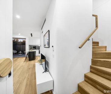 Architecturally designed three bedroom, two bathroom residence in p... - Photo 3