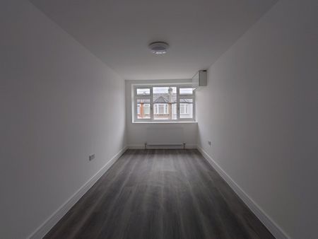 2 Bed Flat, Swindon Close, IG3 - Photo 2