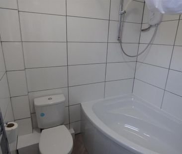 3 bedroom end of terrace house to rent - Photo 2