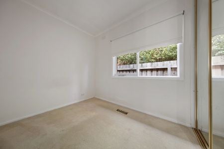 35 Eddys Grove, Bentleigh VIC 3204 - House For Rent | Domain - Photo 4