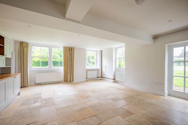 Charlton Park, Malmesbury - Photo 1