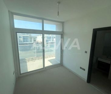 3 Bedroom Town House with lawn and Balcony - Photo 3