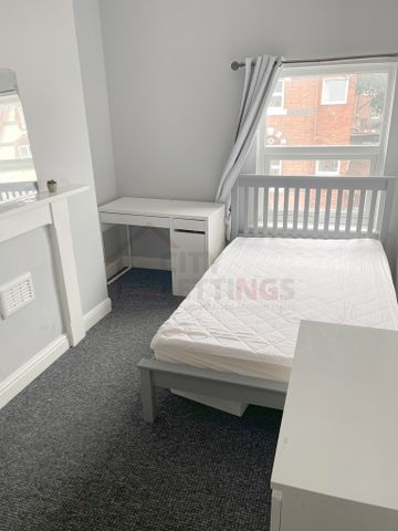 8 Bedroom Mid Terraced House - Photo 4