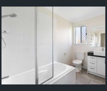 Spacious Dual Living Family Home in Ormiston - Photo 6