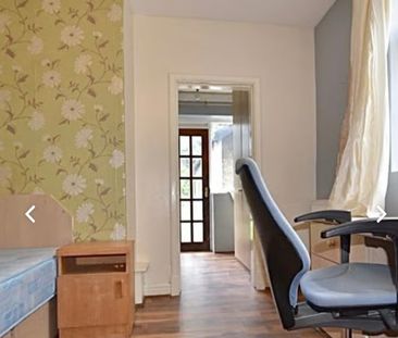 4 Bed - 131a Otley Road, Headingley, Leeds - LS6 3PX - Student - Photo 3