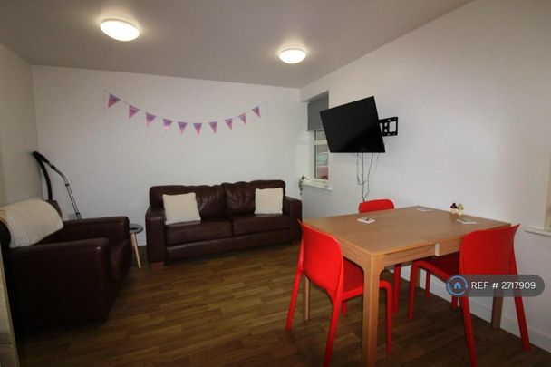 3 bedroom flat to rent - Photo 1