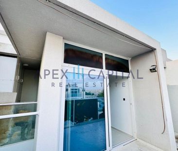 Bright Spacious Villa | Vacant | Unfurnished - Photo 2