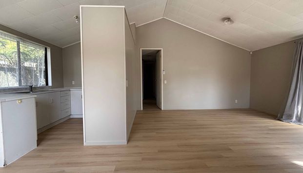 Convenient location and parking! - Photo 1