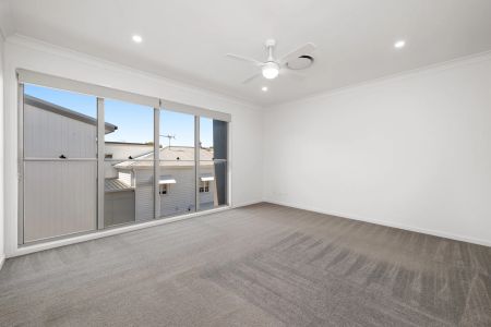 Stylish Townhouse in the Heart of Hawthorne - Photo 2