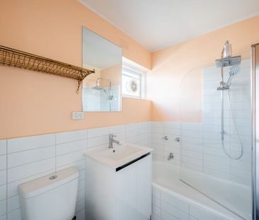 Gorgeous Ground Floor Apartment with Private Courtyard - Photo 4