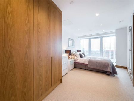 Three bedroom apartment with stunning views overlooking Millwall Dock and Canary Wharf. - Photo 3