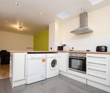 6 bedroom house to rent - Photo 1