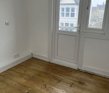 2 Bedroom First Floor Flat to Rent in Westcliff on Sea - Photo 6