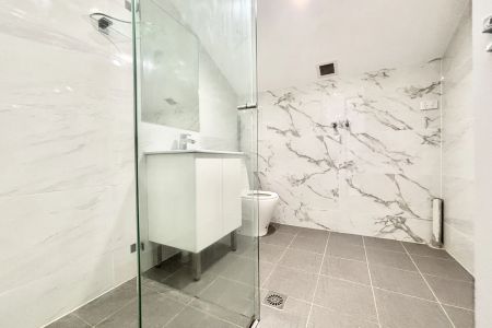 Spacious, Well-Maintained Boutique Studio Apartment in Prime Location - Photo 2