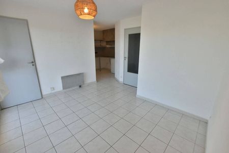 Location appartement 1 pièce 30 m² Saint-Raphaël 83700 - Photo 3