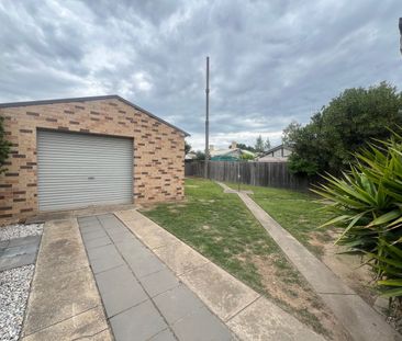 Charming Time Capsule: 3-Bedroom House for Rent! - Photo 3