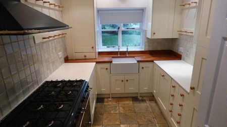 2 bedroom character property to rent - Photo 5