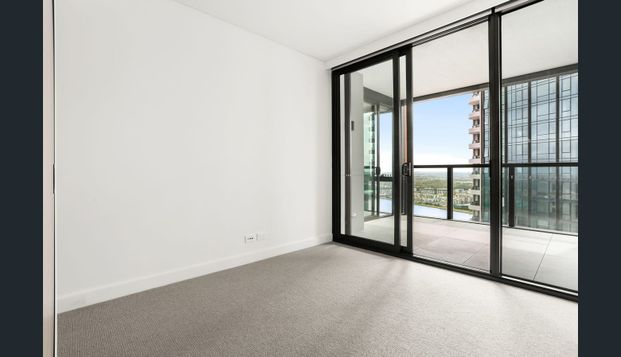 Luxurious lifestyle oasis in blue-ribbon waterside development - Photo 1