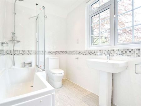 An immaculately presented family home set in historic Seal village. - Photo 2