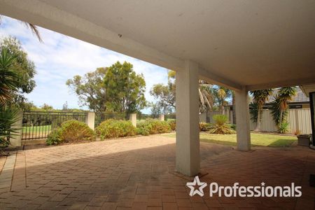 Elegant Double-Storey Home in Prestigious Pelican Point! - Photo 4