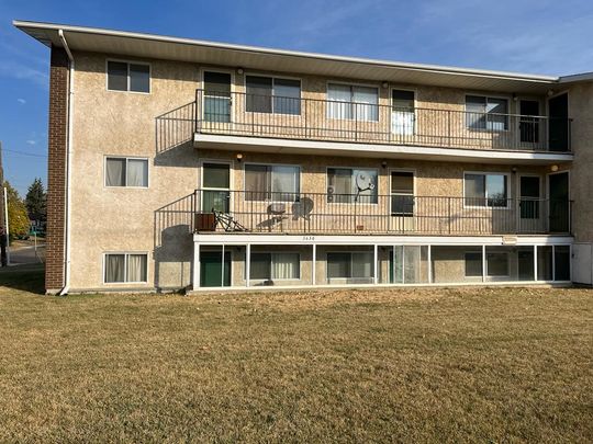 Bright 2 Bedroom Unit By Red Deer College!! - Photo 1