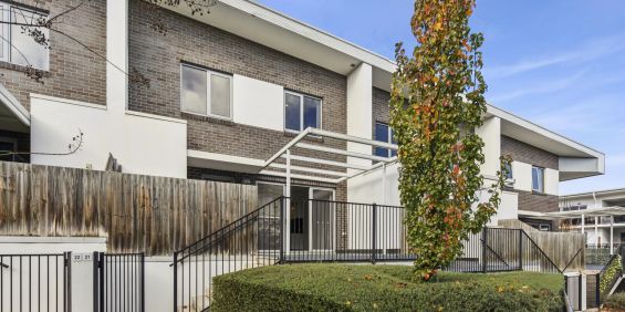 Stylish, Sophisticated 2 Bedroom Townhouse! - Photo 3