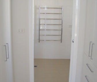 LARGE 4 BEDROOM HOME IN QUIET LOCATION! - Photo 5