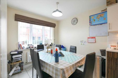 4 bedroom semi-detached house to rent - Photo 4