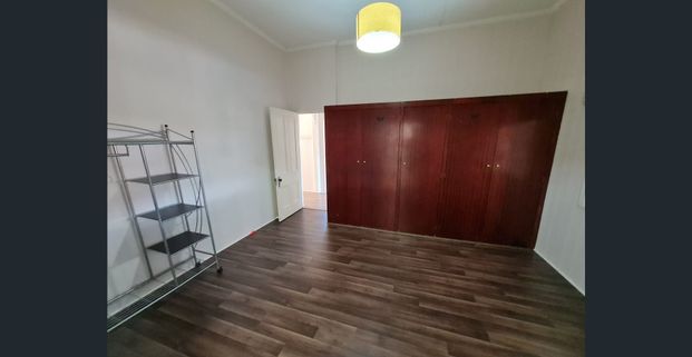 Charming and super spacious home in a convenient Taringa pocket. - Photo 1